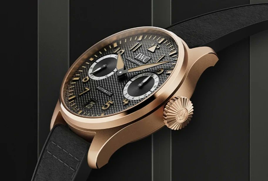 Autocosmos's tweet photo. La línea de relojes #BigPilot 😍 de la manufactura suiza International Watch Company, es ya famosa por su emblemático diseño y es por ello que ese modelo se eligió para rendirle un tributo a la famosa 𝗖𝗹𝗮𝘀𝗲 𝗚 de #MercedesBenz 👌🏻👉https://t.co/ce7GeIRvn0 https://t.co/sNxuJtoRUL