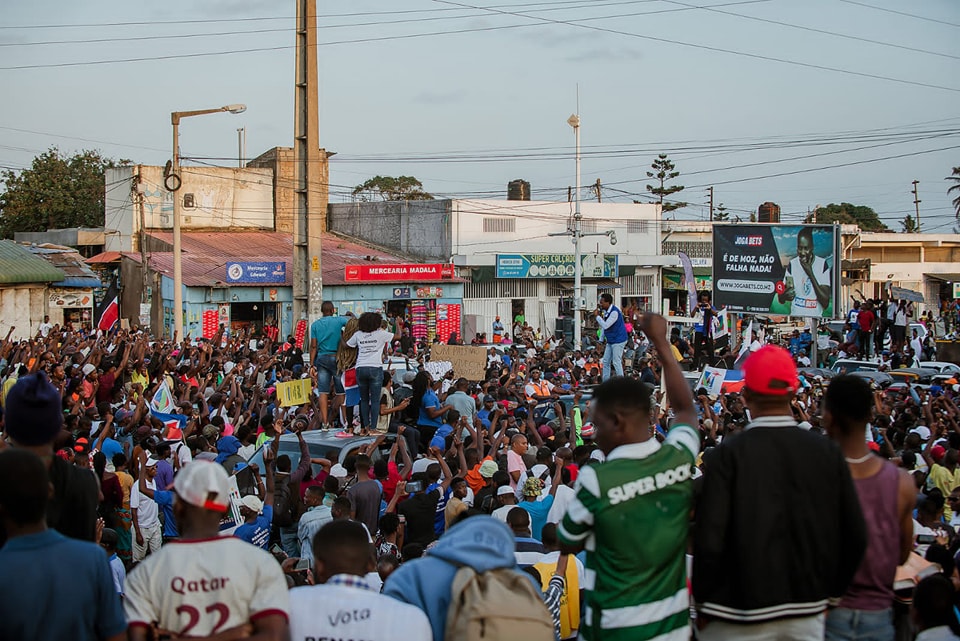 A capital de Moçambique não parou, mas maputenses presenciaram inédita manifestação pacífica de centenas de milhares de membros e simpatizantes #Renamo que gritaram “avayive”, aludindo ao roubo de votos pelo partido @FRELIMO_ nas Eleições #Autárquicas2023  verdade.co.mz/autarquicas-20…