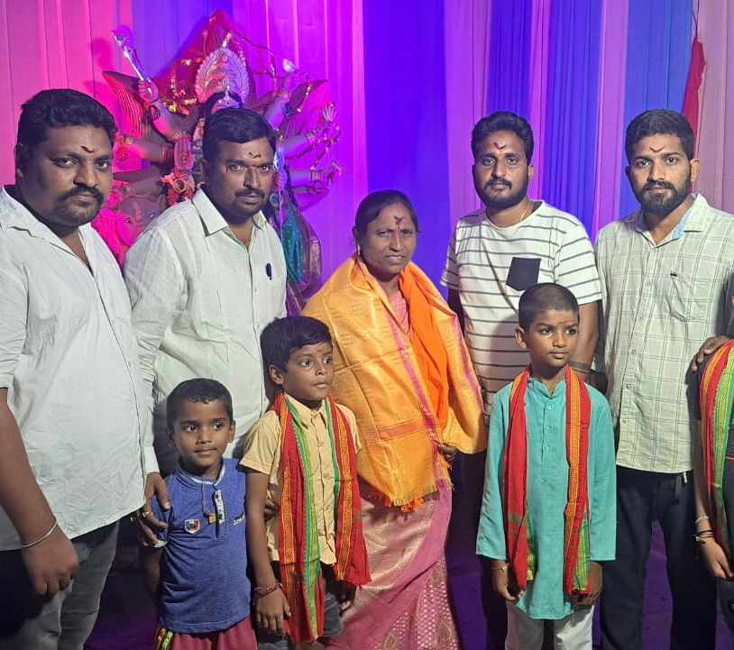 Prashanthdadi18's tweet photo. పల్లె పల్లెకి బిజెపి - గడప గడపకి శోభక్క కార్యక్రమ���లో భాగంగా... భూపాలపట్నం  గ్రామం లో పర్యటించి రాబోయే ఎన్నికల్లో బిజెపి కి మద్దతు ఇవ్వాలని కోరిన చొప్పదండి మాజీ ఎమ్మెల్యే, బిజెపి జాతీయ కౌన్సిల్ సభ్యులు శ్రీమతి బొడిగ శోభక్కగారు 🚩🚩
@BJP4Telangana @Shobhakka_BJP https://t.co/B5zCrByTSJ