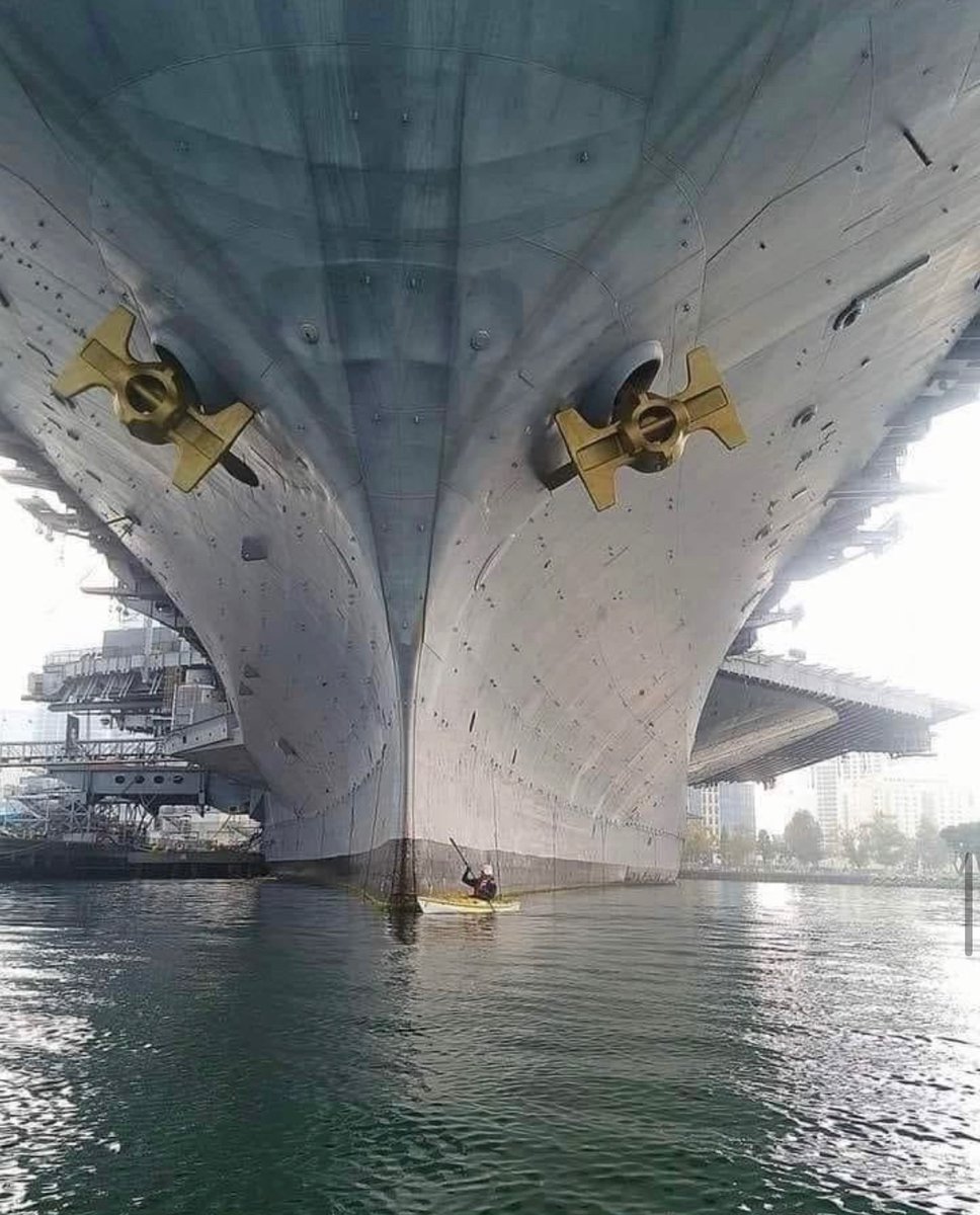Jason_R_Burt's tweet image. The size of the USS Midway compared to a man in his Kayak is astounding. ⚓️