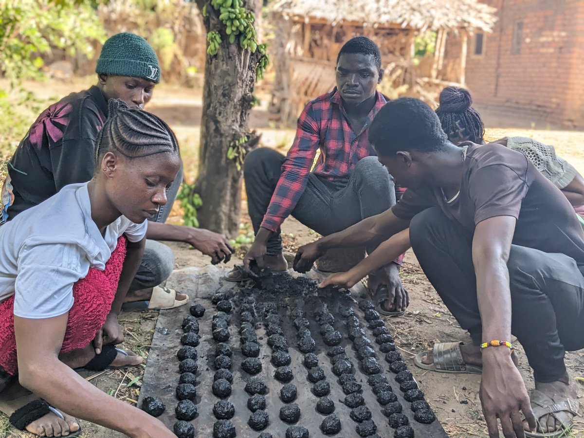 We save our forests by making these briquettes from garbage
We save our planet by gaining this #greenskills

#JustTransition #TowardsCOP28 
#ClimateActionNow #PowerUp @350Africa  @GreengrantsFund @oilwatchafrica1 @ActionaidTz @Rukiya_Khamis @TardFoundation @scitanzania