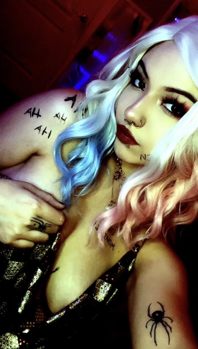 Creepedout22456's tweet photo. Who else loves a good harlequin? ❤️💙#cosplay #HarleyQuinn #nsfw_twt #dmforrequests #tattoos #DCcosplaygirl https://t.co/n6WbuhXjGS