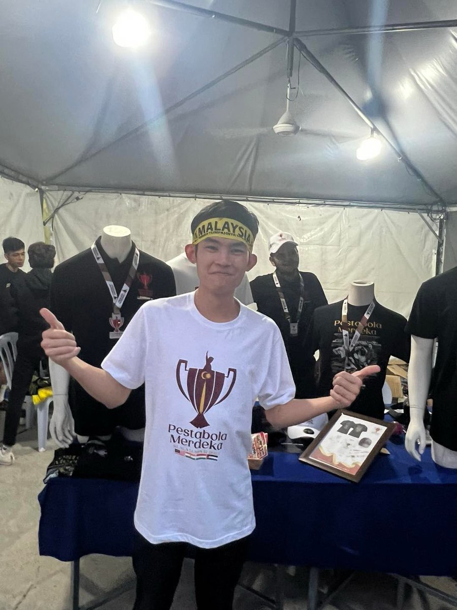 PBMY1957's tweet photo. Barangan Rasmi #PestabolaMerdeka2023 masih berbaki sikit sahaja lagi untuk dijadikan kenangan. Sebuah penganjuran dari negara kita yang akan kekal sampai bila-bila. 🇲🇾

Kita check &amp; akan publishkan stok yang tertinggal dan sama-sama berebut nanti! 👏🏻

#BolaSepakMenyatukanKita https://t.co/4k2Q15Pywe
