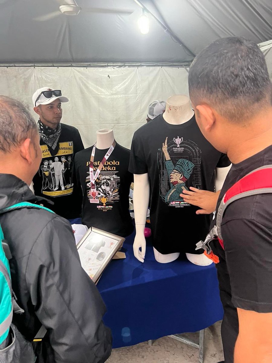 PBMY1957's tweet photo. Barangan Rasmi #PestabolaMerdeka2023 masih berbaki sikit sahaja lagi untuk dijadikan kenangan. Sebuah penganjuran dari negara kita yang akan kekal sampai bila-bila. 🇲🇾

Kita check &amp; akan publishkan stok yang tertinggal dan sama-sama berebut nanti! 👏🏻

#BolaSepakMenyatukanKita https://t.co/4k2Q15Pywe