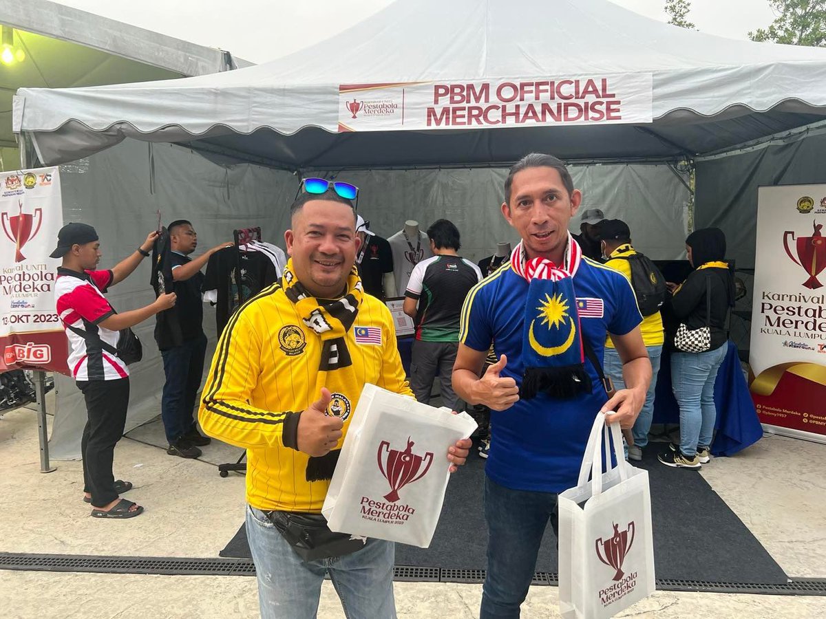 PBMY1957's tweet photo. Barangan Rasmi #PestabolaMerdeka2023 masih berbaki sikit sahaja lagi untuk dijadikan kenangan. Sebuah penganjuran dari negara kita yang akan kekal sampai bila-bila. 🇲🇾

Kita check &amp; akan publishkan stok yang tertinggal dan sama-sama berebut nanti! 👏🏻

#BolaSepakMenyatukanKita https://t.co/4k2Q15Pywe