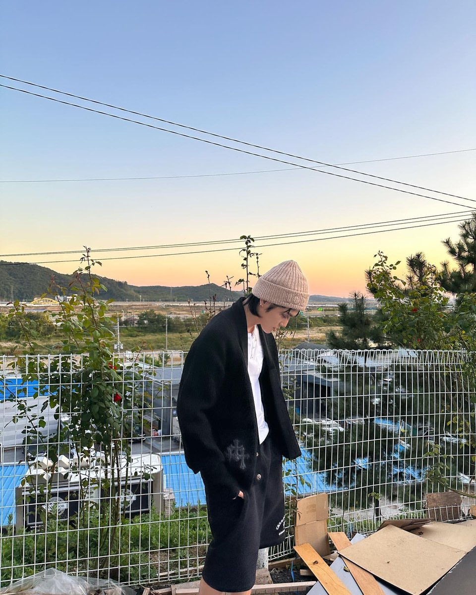 doie_tyoungie's tweet photo. Taeyong's IG post too and him tagging Doyoung on his pic 😭😭😭

Caption: #DostagramChallenge #Doyoungie #KimDoyoung #Doyochi #ILoveYou 😭😭😭😭 https://t.co/bfk8Q4YgJs