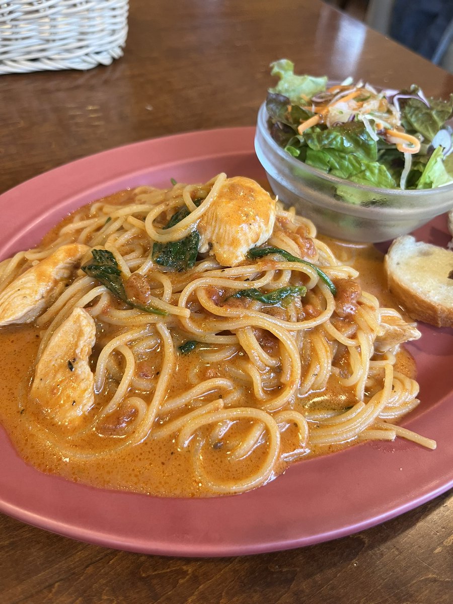 jasminchachacha's tweet photo. 先日、#タイムマシーン3号 関さん思い出の #江古田 の店、として出てきたカフェエスケープさん行ってきた。
というかこれまでも何度も行くほどの距離感なので、YouTube見て大興奮だった
金魚の成長に月日を感じる関さん
あ、食べたのはピザトーストじゃなくて、パスタなんですけどね
#cafeescape https://t.co/SNDrLZdqcY
