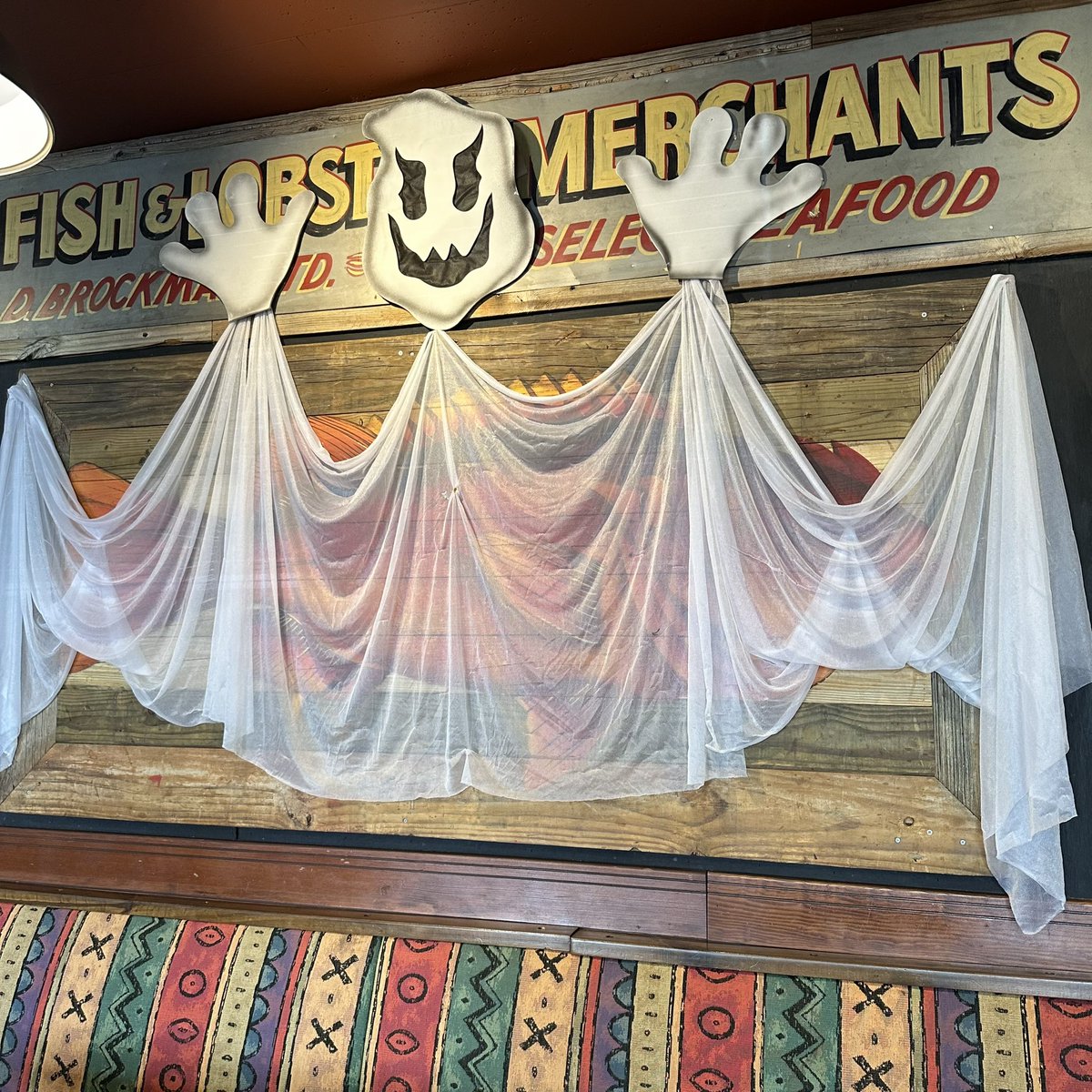 🌟店舗紹介🌟 今回は個性たっぷりのハロウィン装飾をご紹介します！ 【上池台店】ではバルーンや布などを使用したとても賑やかな店内になっていました