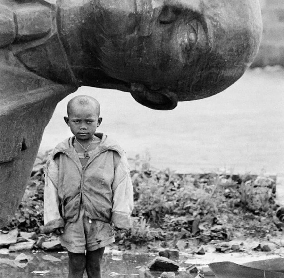 historyinmemes's tweet photo. Boy standing in front of fallen statue of Lenin, Ethiopia, 1991 https://t.co/XQYJ1QQNee