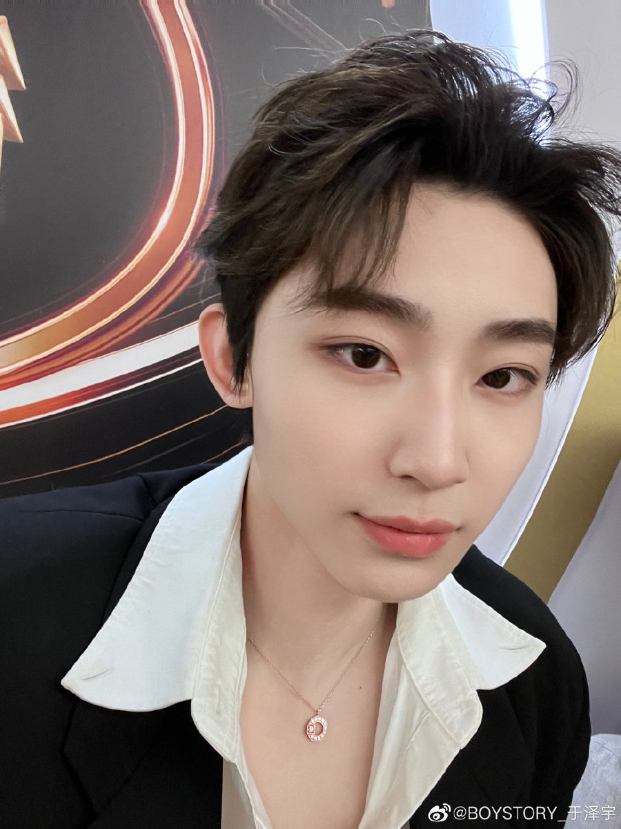 yuizeyu's tweet photo. On this occasion, I'm once again presenting some of my stunning self-portraits. When a boy wear suits, they tend to exude remarkable handsomeness, and so do I. The fusion of a suit with my striking countenance undoubtedly leaves you all captivated, doesn't it? https://t.co/nfSgF4beuw