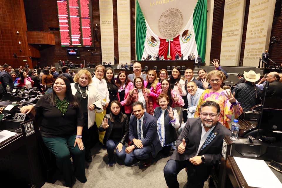 Seguimos #EnPieDeLucha contra resistencias que buscan confundir a la sociedad para defender privilegios. Los <a href="/DiputadosMorena/">Tus Diputadas y Diputados Morena</a> estamos comprometidos en proteger los derechos de los trabajadores del PJF, pero eliminaremos dispendios de magistrados y jueces. #CompromisoConLaSociedad