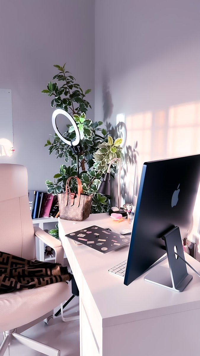 اول ساعة تبدأ بها يومك، هي الساعة الذهبية⭐️
و هي اللي راح تحدد يومك كله، و على قد ما جربت ابدا يومي بطرق مختلفة، كانت هذي الطريقة اكثرهم نفعاً و بركة: 

- جدد النية باحتساب اجر السعي في هذا اليوم 
- اذكار الصباح 
- ركعتين الضحى
- شاور سريع
- كوب قهوة
- قراءة ورد من القران
- و