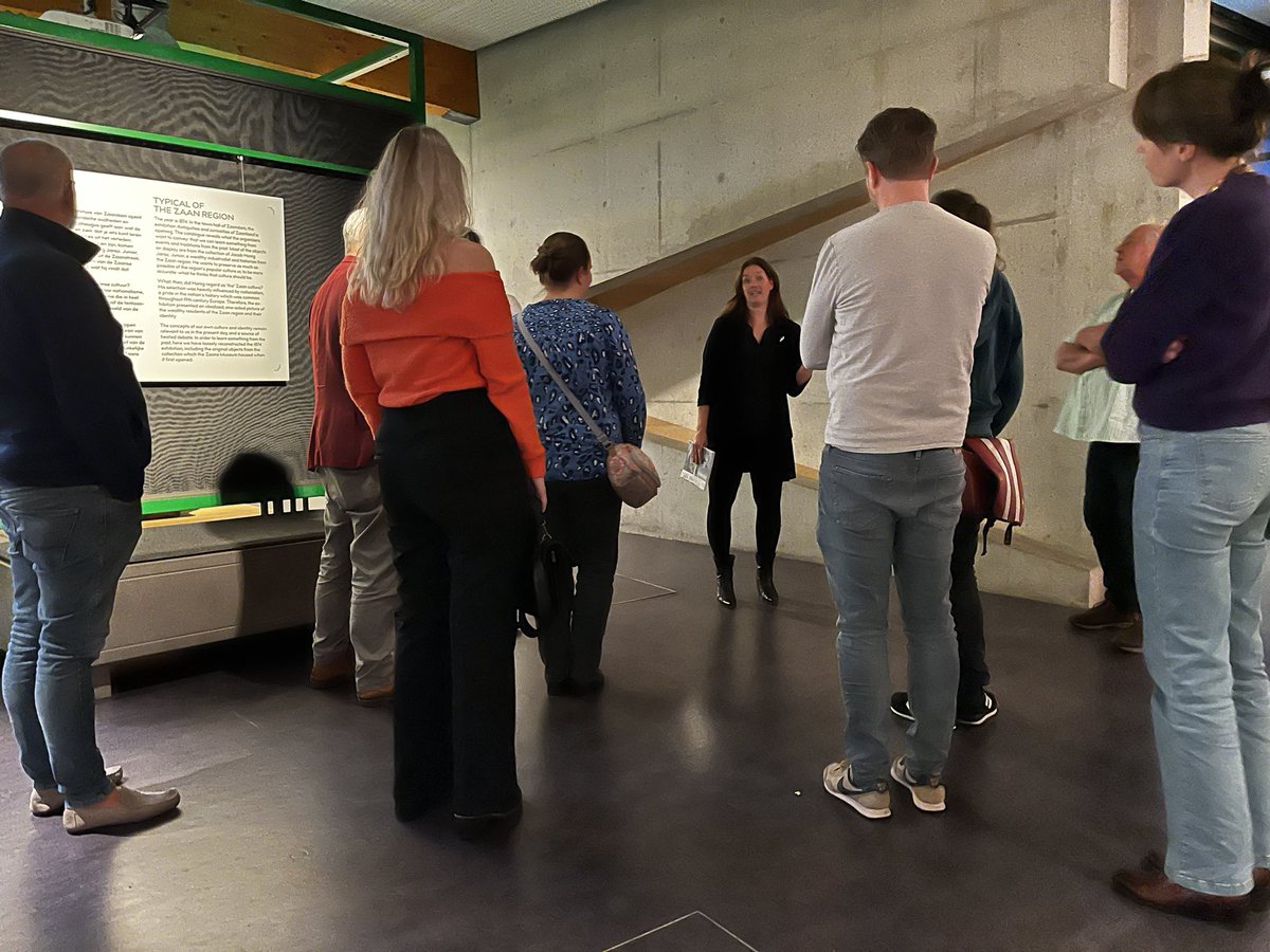 Ondanks de locatie op een internationale toeristische hotspot, verkeert @ZaansMuseum in financieel zwaar weer. Dinsdagavond werd de gemeenteraad uitgenodigd om daarover met elkaar te praten. Daarna kregen we nog een nachtelijke rondleiding langs de prachtige expositie #Stroom