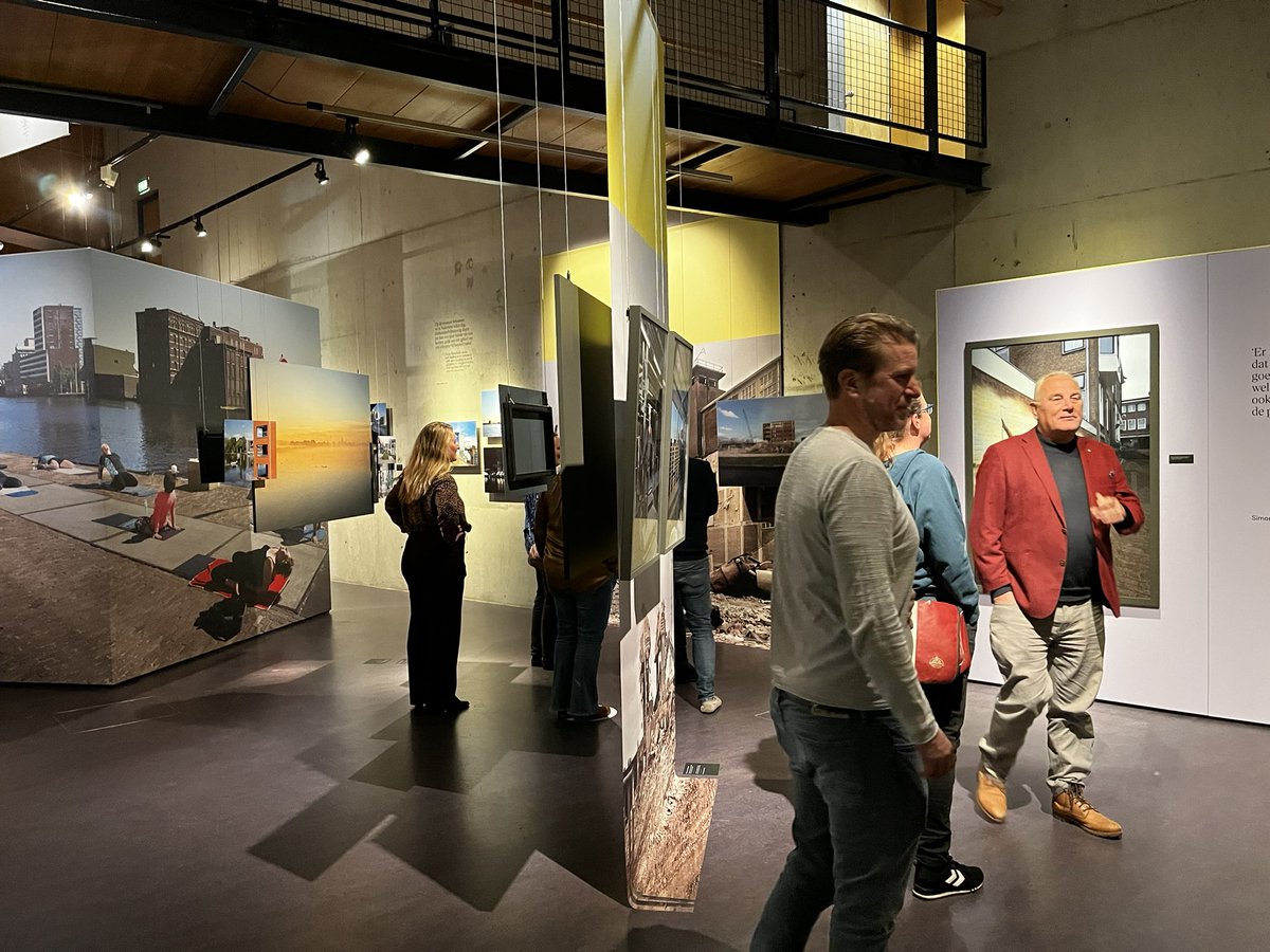 Natas_Stroo's tweet photo. Ondanks de locatie op een internationale toeristische hotspot, verkeert @ZaansMuseum in financieel zwaar weer. Dinsdagavond werd de gemeenteraad uitgenodigd om daarover met elkaar te praten. Daarna kregen we nog een nachtelijke rondleiding langs de prachtige expositie #Stroom https://t.co/Q8bcPEkFLD