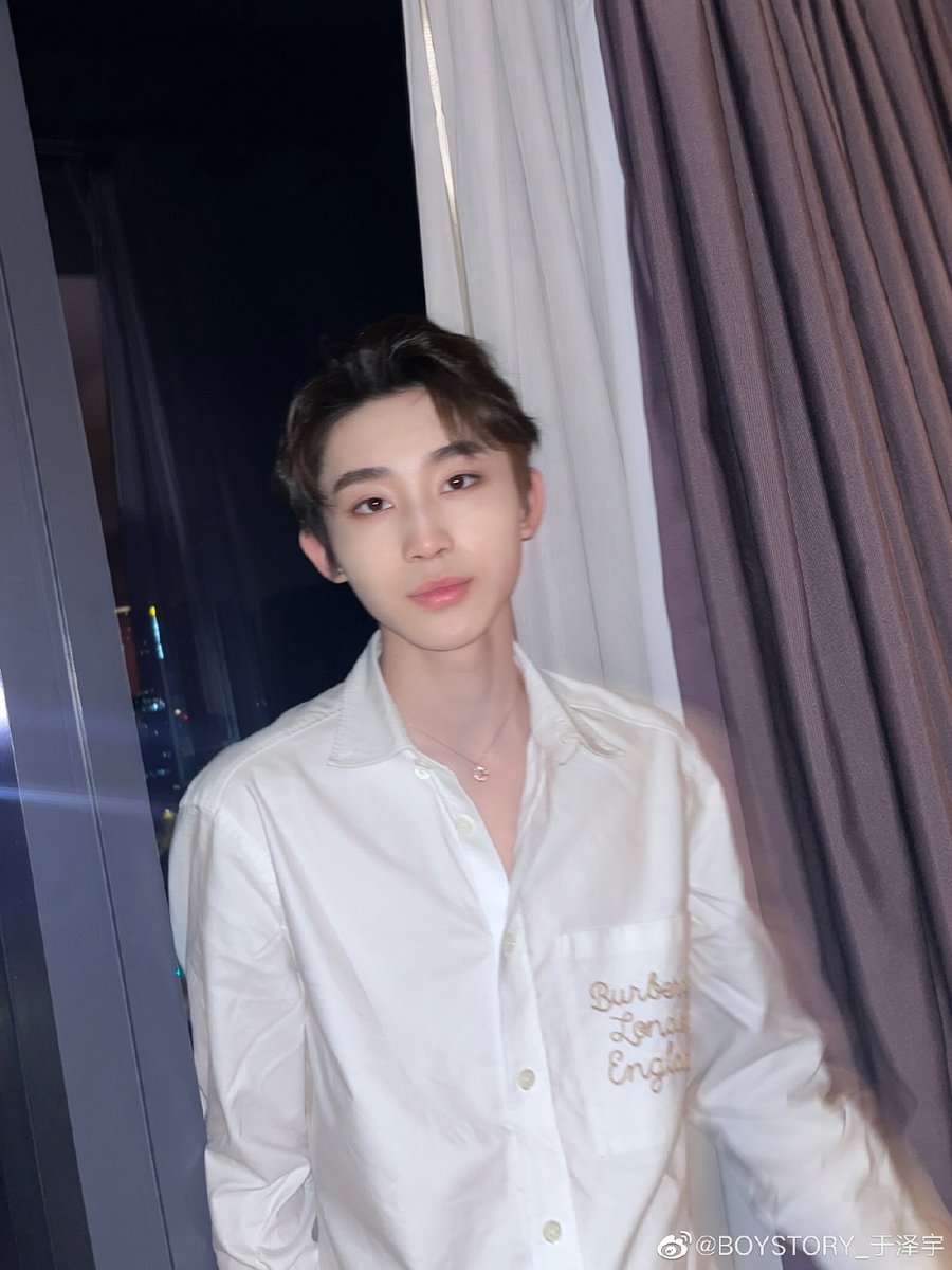 yuizeyu's tweet photo. Furthermore, there are a couple of pictures featuring me in nothing but a white shirt. This time, I'll entitle them "Ideal Boyfriend Look," as it's a term frequently used for pictures showcasing attractiveness. During this Weibo Night, I'll deliver fans an impressive performance. https://t.co/3rH9Oo4nrV