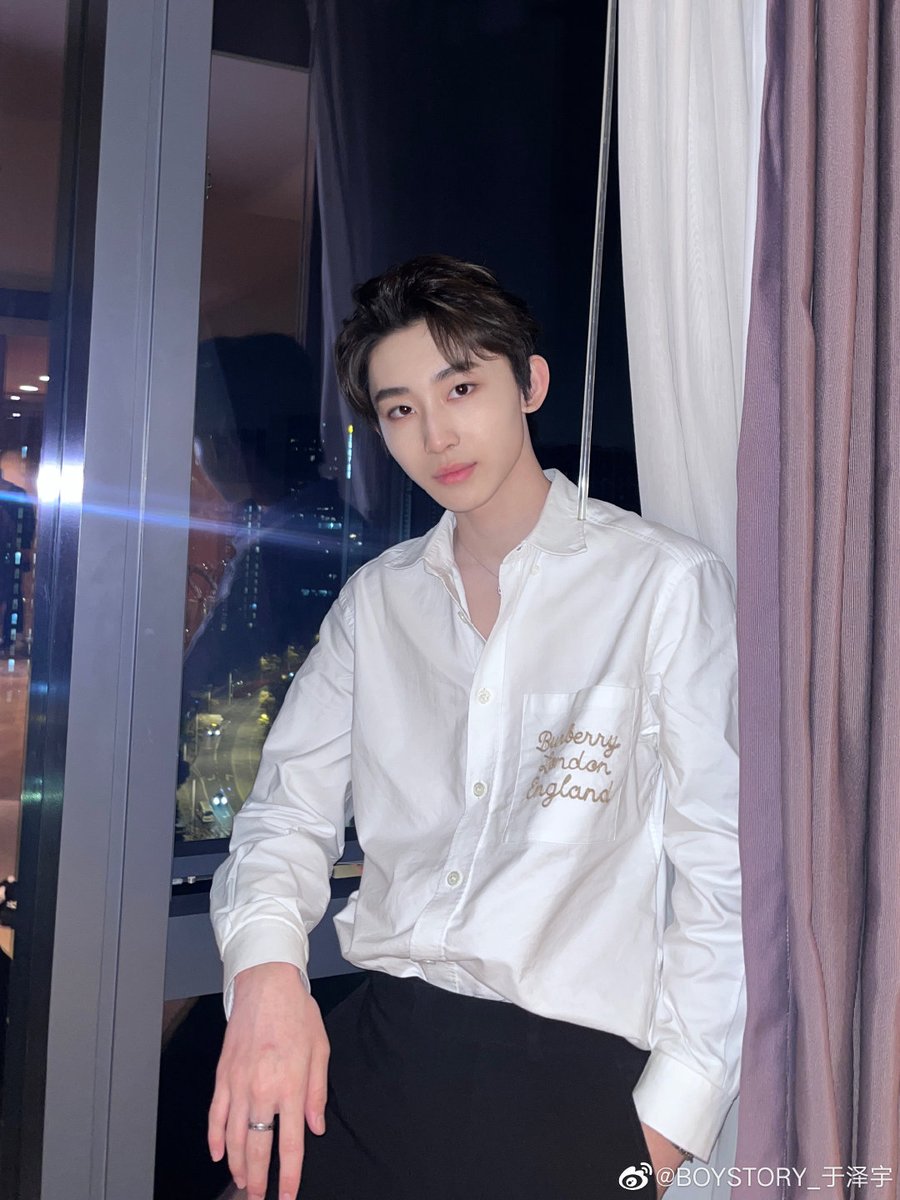 yuizeyu's tweet photo. Furthermore, there are a couple of pictures featuring me in nothing but a white shirt. This time, I'll entitle them "Ideal Boyfriend Look," as it's a term frequently used for pictures showcasing attractiveness. During this Weibo Night, I'll deliver fans an impressive performance. https://t.co/3rH9Oo4nrV