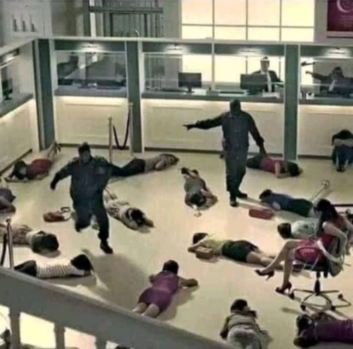 During a robbery, the bank robber shouted to everyone in the bank: "Don't move. The money belongs to the State. Your life belongs to you." Everyone in the bank lay down quietly. This is called the "Mind Changing Concept” Changing the conventional way of thinking.

Thread ✨