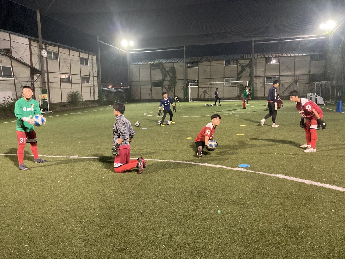 SCS_academy's tweet photo. 🟩⬛️GK training

アカデミーGK合同トレーニング🧤
今回はU-13から18まで6学年揃ってのトレーニング‼️

テーマは1vs1🖐️

ユースの選手はアウトプットしながら
ジュニアユースの選手は先輩からインプット🔁

お互いに高め合う良い時間となりました✨

#SC相模原
#SC相模原アカデミー
#SCS_GK https://t.co/scsqK613Lv