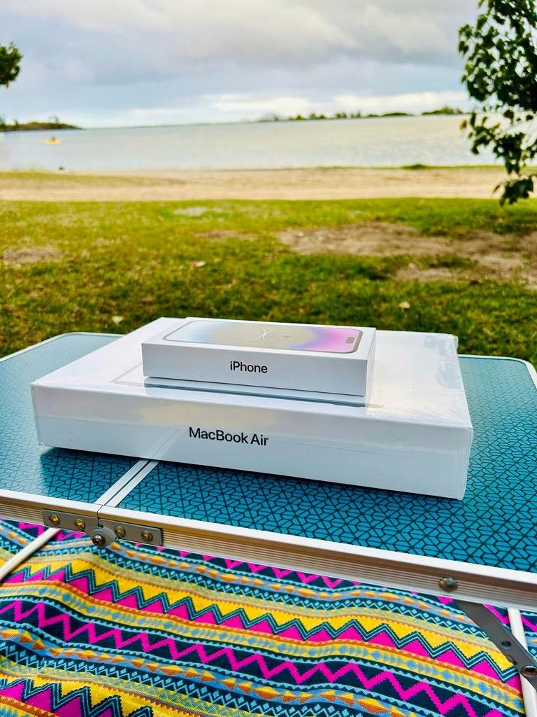 vrijnesh's tweet photo. Self-gift!
Time to move into the Apple ecosystem 
iPhone &amp; MacBook Air
#Apple #iphone #macbook #macbookair
#beach #mauritius https://t.co/uFYjHOgarS