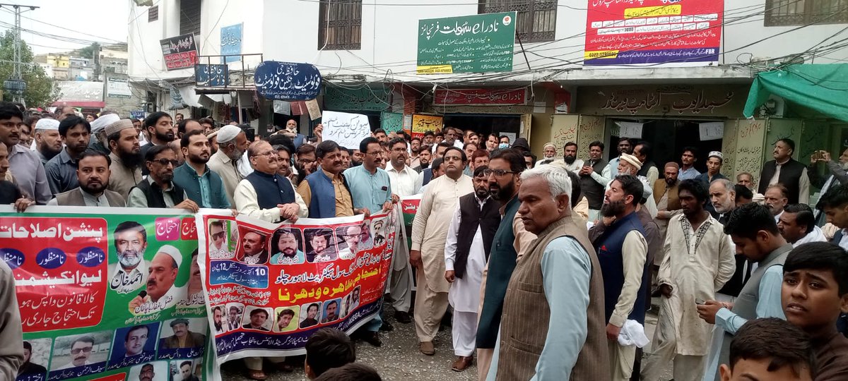 VOT_official_PU's tweet photo. ڈٹے رہیں۔۔۔اپنی صفوں میں اتحاد برقرار رکھیں۔ حکومت کو پسپائی اختیار کرنا ہی ہوگی۔۔احتجاجی تحریک اپنے مقاصد کے حصول تک جاری رہنی ہے۔ یہ اعصاب کی جنگ ہے۔۔۔
#ملازمین_کو_جینے_دو
#ملازم_کش_پالیسیز_نامنظور 
#اگیگا_قائدین_رہا_کرو
#LahoreProtest 
#AntiEmployeeRulesRejected https://t.co/r5yxGPglfl