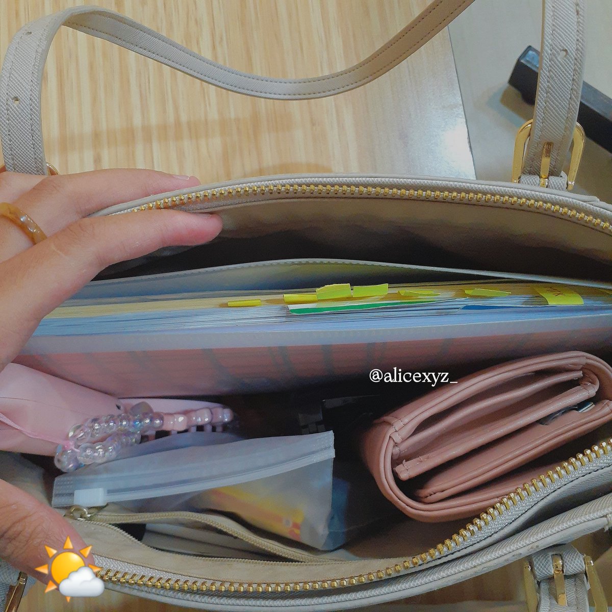 alicexyz_'s tweet photo. 💖 flatshoes nya g licin, ga bikin kaki lecet n lentur bgt, ini yg apricot size 41

🛒 https://t.co/VrsETLzP3t

💖 totebag buat ngampus, bahan nya kokoh banget, muat banyak, binder B5 bisa masuk, worth it to buy ini warna cheteau grey yaa, so pwetty💖🌤

🛒https://t.co/PJc8BRWLxf https://t.co/kotz7GwaUb