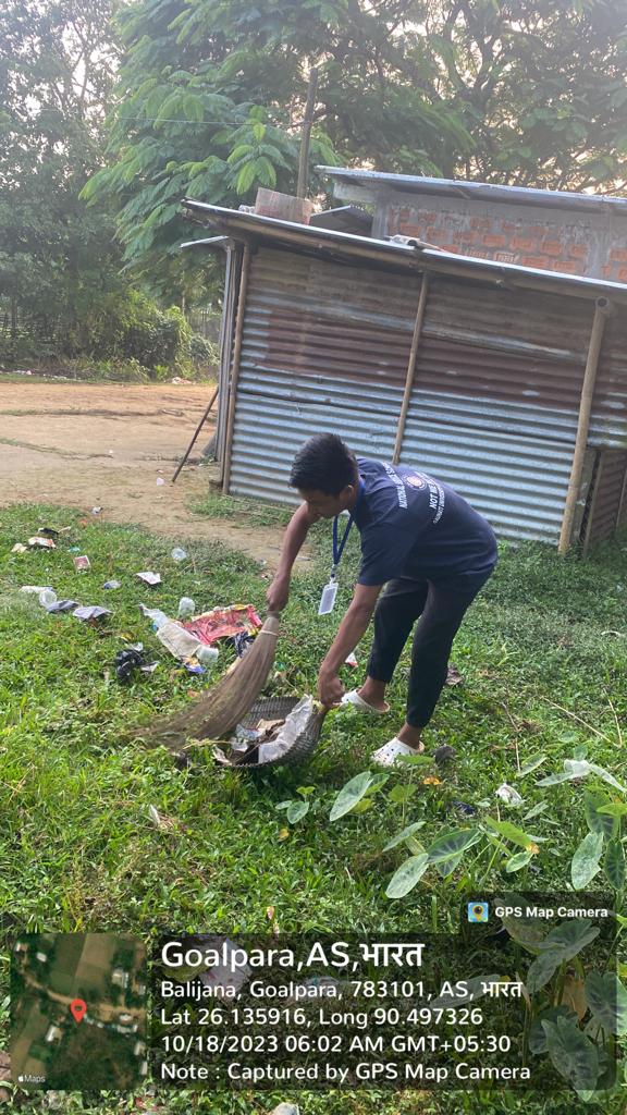 nssglpcollege's tweet photo. Initiative of NSS volunteer Deba Jyoti Rabha of Goalpara College to clean the market area of his own locality as a part of #cleanIndia3 #SHS2023 #GarbageFreeIndia @nss_rdguwahati @_NSSIndia @YASMinistry @pankajsinghips @CMOfficeAssam https://t.co/jGDS19zlZq