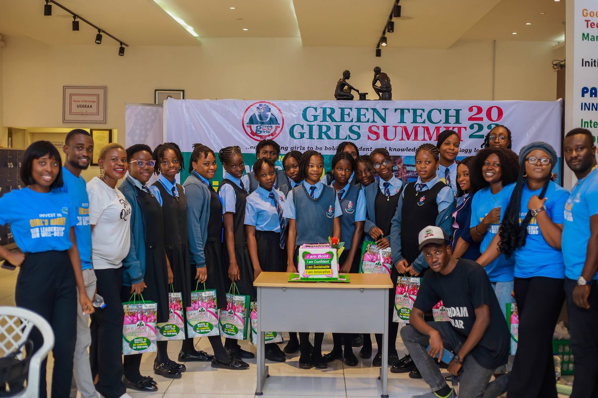 At the end of the summit, the girls had lovely gift packs to take home with. They also joined us in the cake cutting 🎂 🥞 🎁 💝 

#greentechgirls
#internationaldayofthegirlchild