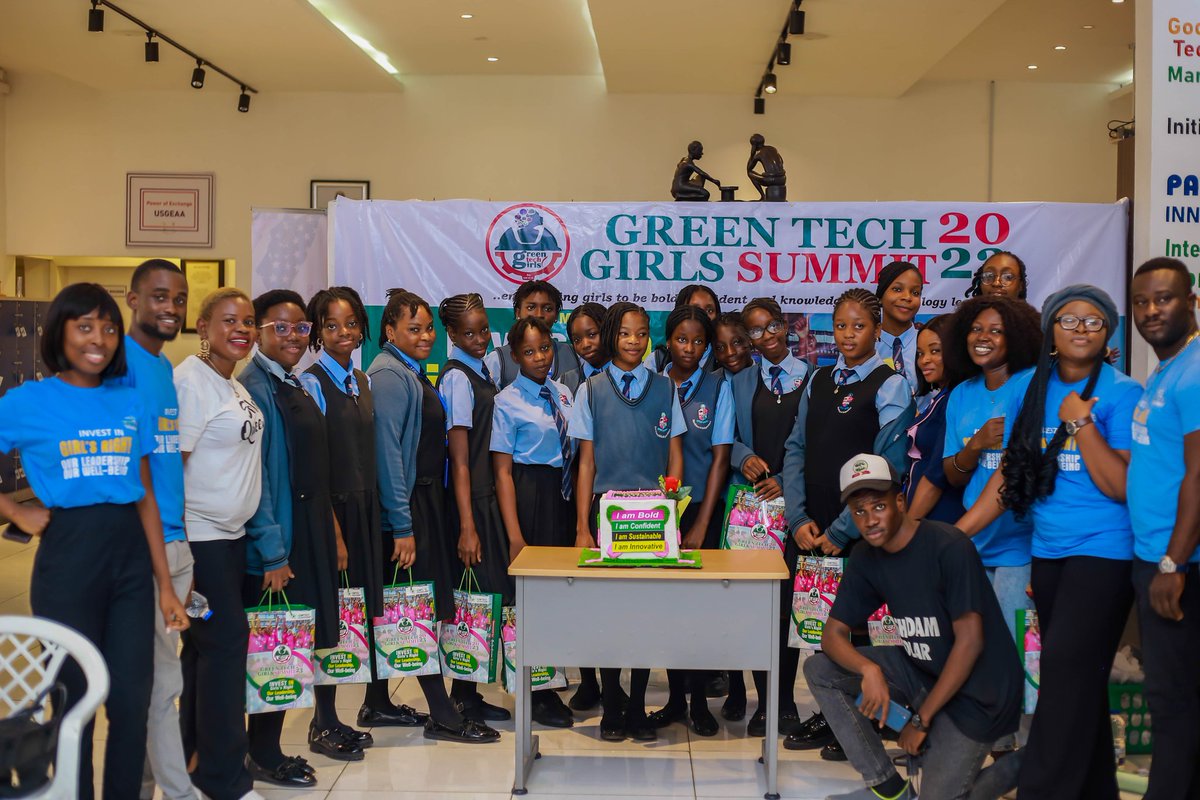 At the end of the summit, the girls had lovely gift packs to take home with. They also joined us in the cake cutting 🎂 🥞 🎁 💝 #greentechgirls #internationaldayofthegirlchild