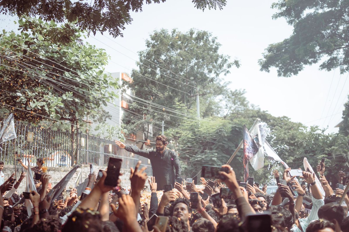 Grand welcome to #AlluArjun at his residence by fans. #AlluArjunTriumphsAtNationals #PushpaTheRise #NationalFilmAwards