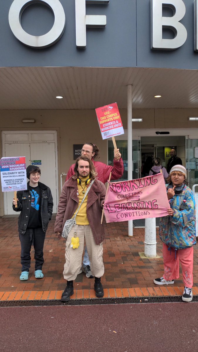 Lobbying @uniofbrighton academic board today, to settle with @BrightonUCU and to stop the union busting & intimidation of staff. Great turnout from students & staff, because together, we will win.