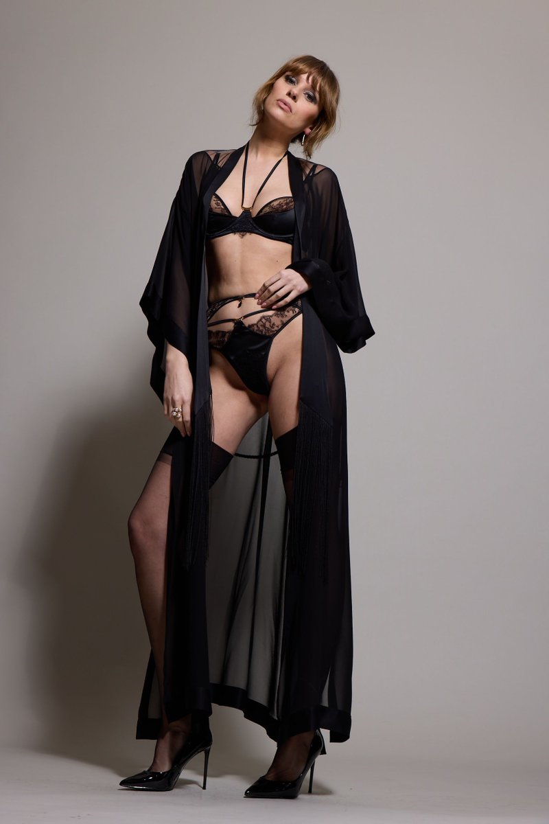 Our Rosalia silk kimono is the epitome of elegance and luxury. Perfect for special occasions or for adding a touch of glamour to your weekend getaway with its thigh-high slits and sheer lace back. 

Shop this timeless piece  buff.ly/46BpaLo 

#SilkKimono #LuxuryFashion