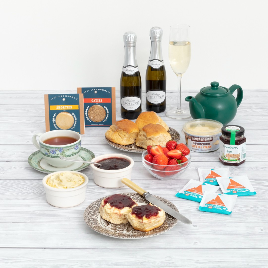 devon_creamteas's tweet photo. β¨Cream Tea Showdown!
It's a battle of Flavors! Prosecco vs Pimmβs Hampers β which one gets your vote?
#SliceOfDevon https://t.co/5ihL1JoiWt