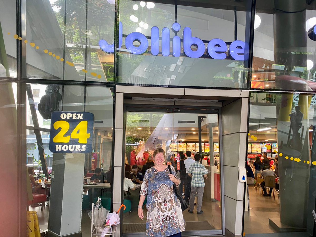 SarahTiffinUK's tweet image. Christmas came early in Manila!  Great to try  some puto bumbong and bibingka. 🇵🇭 Philippines Christmas specialities. Delicious! And also a thrill to sample my first Jollibee #chickenjoy  #UKASEAN #FoodDiplomacy