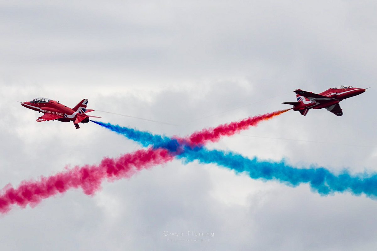 Red 6 & 7 Crossing With Red & Blue Smoke In The Double Rolls On Day 1 Of Blackpool Airshow 2023 ✈️

@rafredarrows | @blackpolairshow 

#redarrows #theredarrows #blackpoolairshow #blackpoolairshow2023 #Canonphotography #Photographer #Canon #aviatongeeks #canonaviation