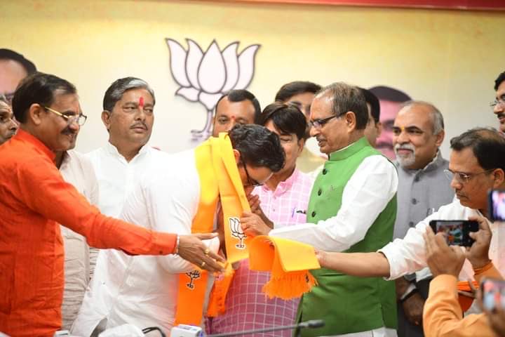 Siddh_vindhya's tweet photo. भारतीय जनता पार्टी परिवार में शामिल होना मेरा सौभाग्य है।मेहनत, लगन ,संकल्प और कर्तव्यनिष्ठा के साथ विंध्य और रिमही जनता की सेवा के लिए मेरा जीवन समर्पित है।⁦@ChouhanShivraj⁩ ⁦@byadavbjp⁩ ⁦@vdsharmabjp⁩ ⁦@BJP4India⁩ ⁦@BJP4MP⁩ https://t.co/yKZeanboNN