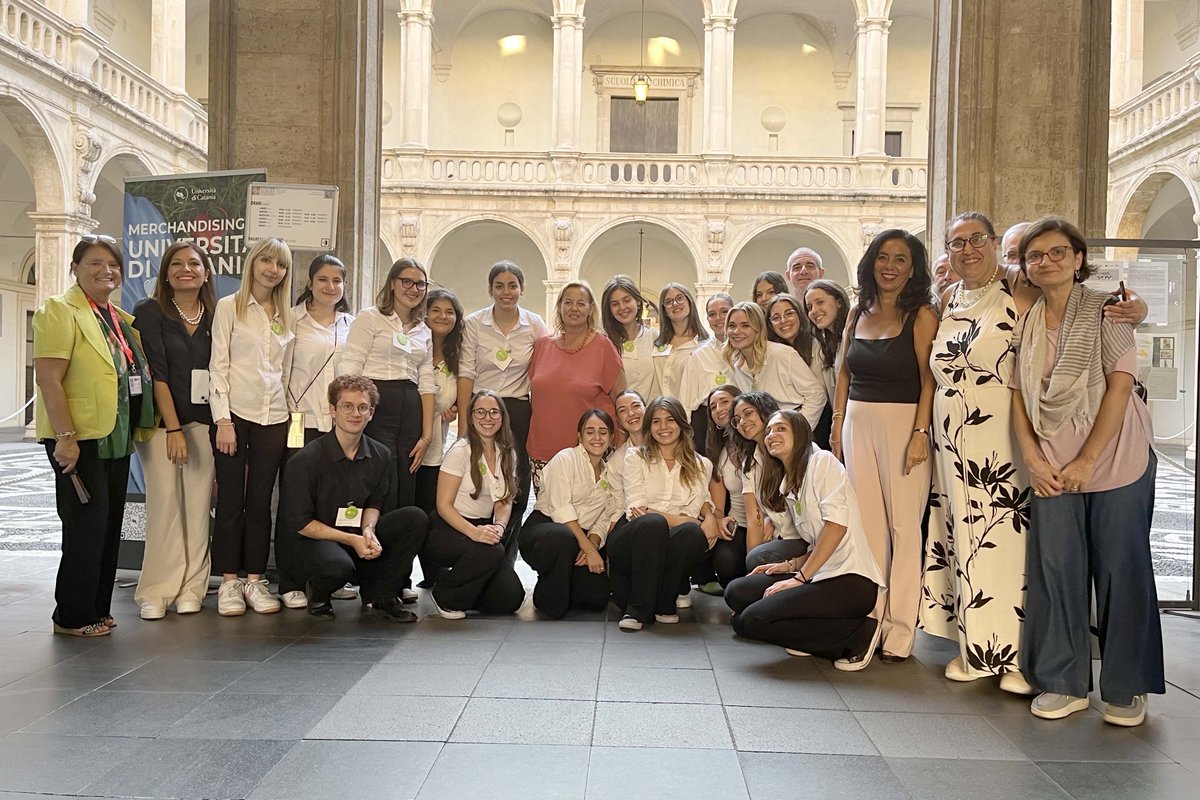 unict_it's tweet photo. Gli “Apprendisti Ciceroni” sperimentano le visite interattive al Museo dei Saperi delle Mirabilie di @unict_it
Per le Giornate Fai d’Autunno è stato avviato il progetto del #Simua e del Liceo classico "Cutelli e Salanitro"

Su #UnictMagazine di #Unict
https://t.co/X7ZRTIsrRm https://t.co/VdYmKxL8Ts