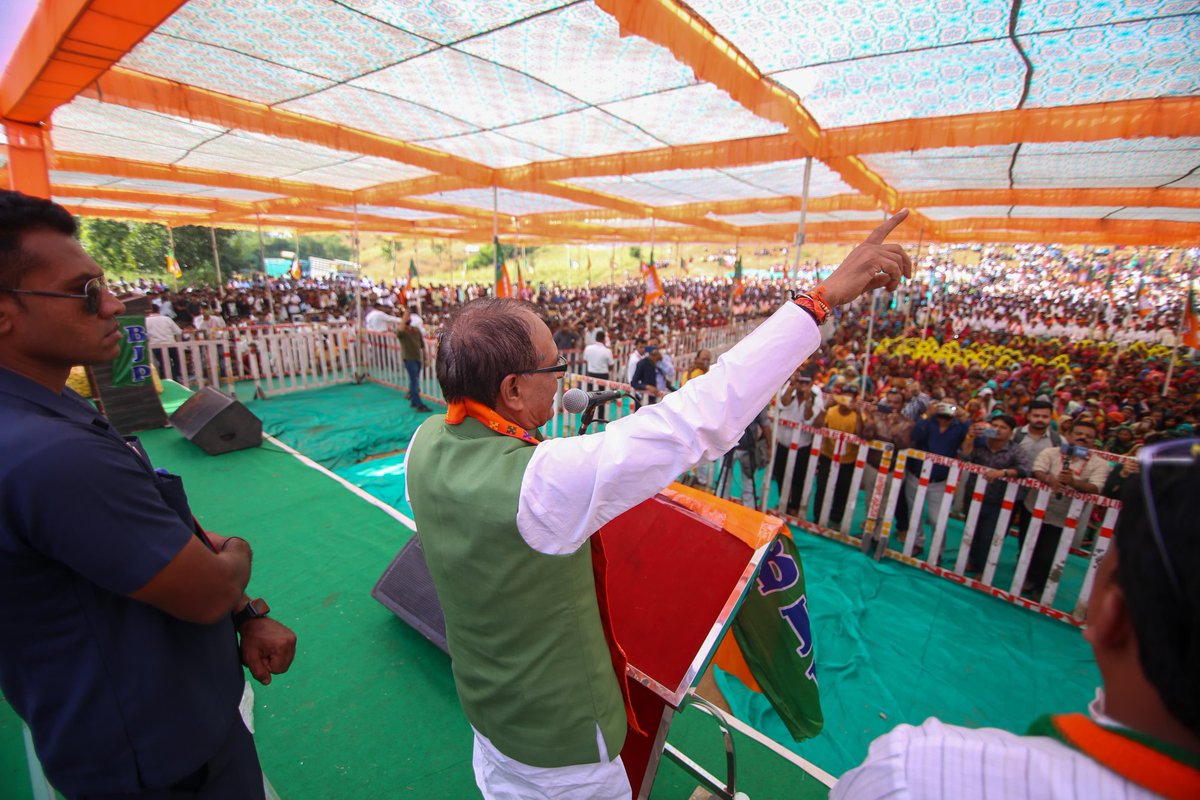 ChouhanShivraj's tweet photo. मेरी बहनों की जिंदगी बदल रही है, उनका मान-सम्मान बढ़ रहा है... 
लेकिन सिर्फ यहीं नहीं रूकना है, तस्वीर को पूरी तरह बदलना है, विकास के नये कीर्तिमान स्थापित करने हैं, जो निश्चय ही आपके भाजपा पर अटूट विश्वास से संभव होगा।

अलीजराजपुर में आज लाड़ली बहना एवं महिला सम्मेलन में सहभागिता कर बहनों से संवाद किया। साथ ही अलीराजपुर विधानसभा क्षेत्र से बीजेपी प्रत्याशी श्री नागर सिंह चौहान जी की जीत का जनता से आशीर्वाद मांगा।