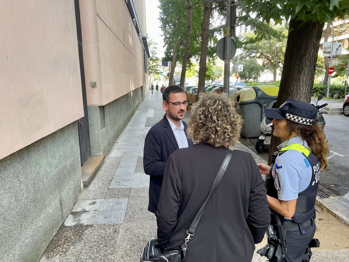 Veïns de l'Eixample ens han alertat que darrerement hi ha hagut problemes amb una persona amb actituds violentes. Fa alguns dies va destrossar vehicles i va ferir una persona. Ahir va intentar cremar contenidors al carrer de la Creu. La <a href="/pmgirona/">Policia Municipal Gi</a> l'ha detingut en ambdues ocasions