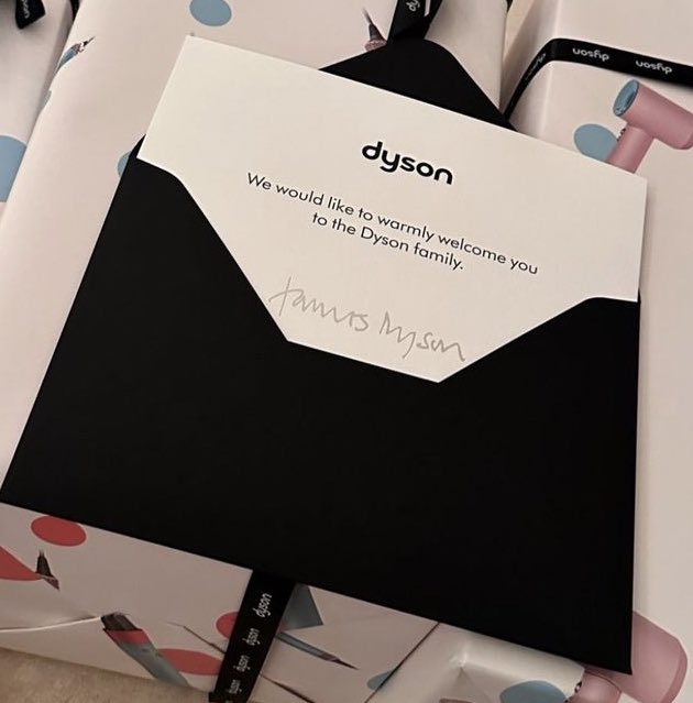 NEWSJISOO's tweet photo. The card says “We would like to warmly welcome you to the Dyson family.” and it’s from James Dyson, founder and chairman of Dyson! https://t.co/Hqle1aCXO8