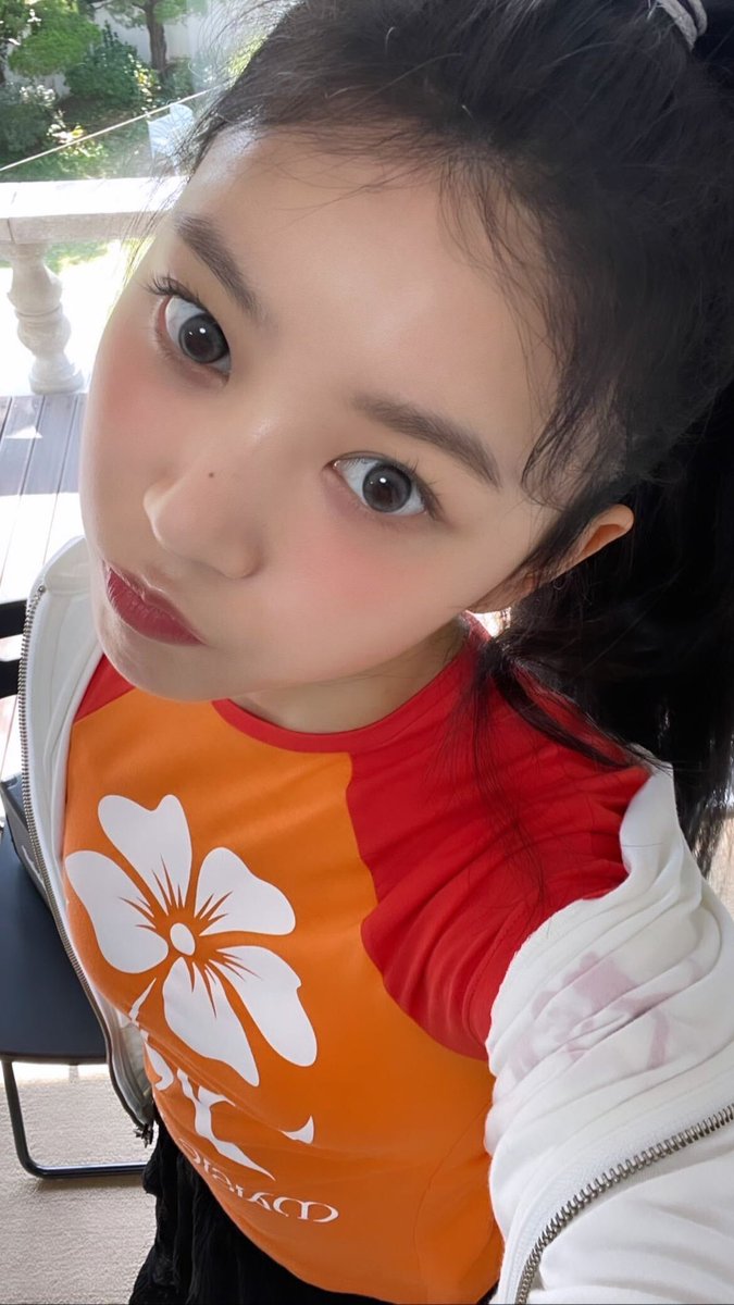 ILLIT_twt's tweet photo. 🍊🧡 🌼 🔆 🧡 https://t.co/voS6Fhmlok
