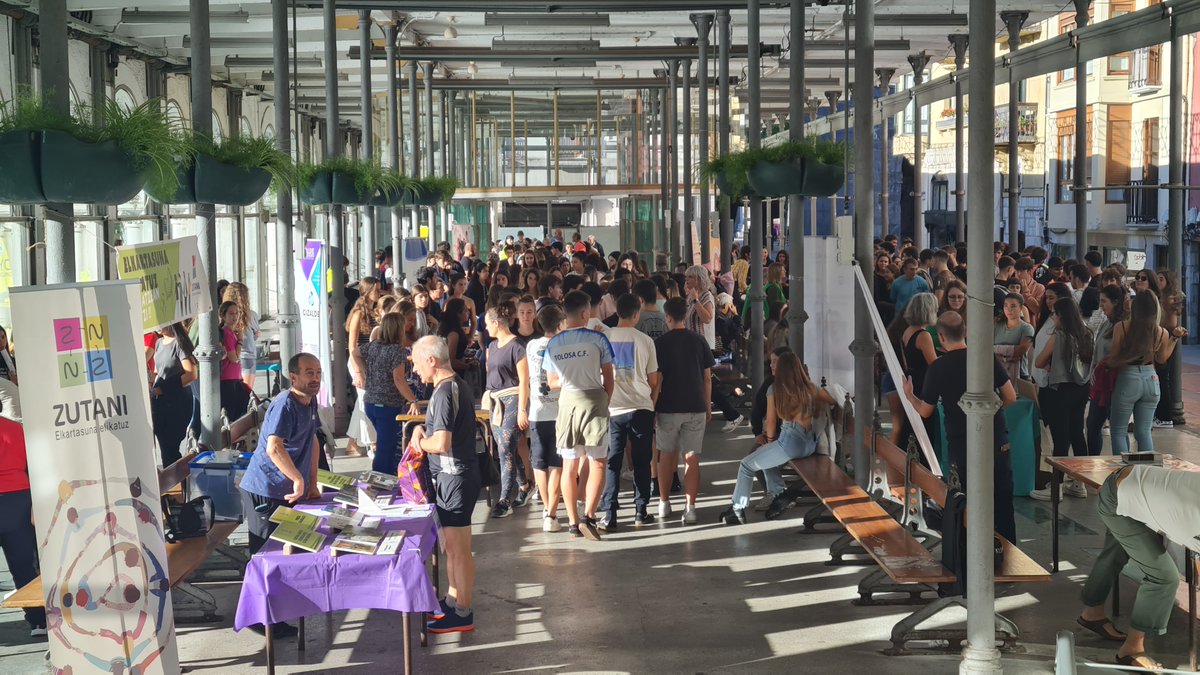 ℹ[ES] Más de 700 estudiantes han acudido a la feria para promover el voluntariado entre las personas jóvenes. En total, 15 organizaciones han presentado sus proyectos de voluntariado. #tolosa #voluntariado #juventud