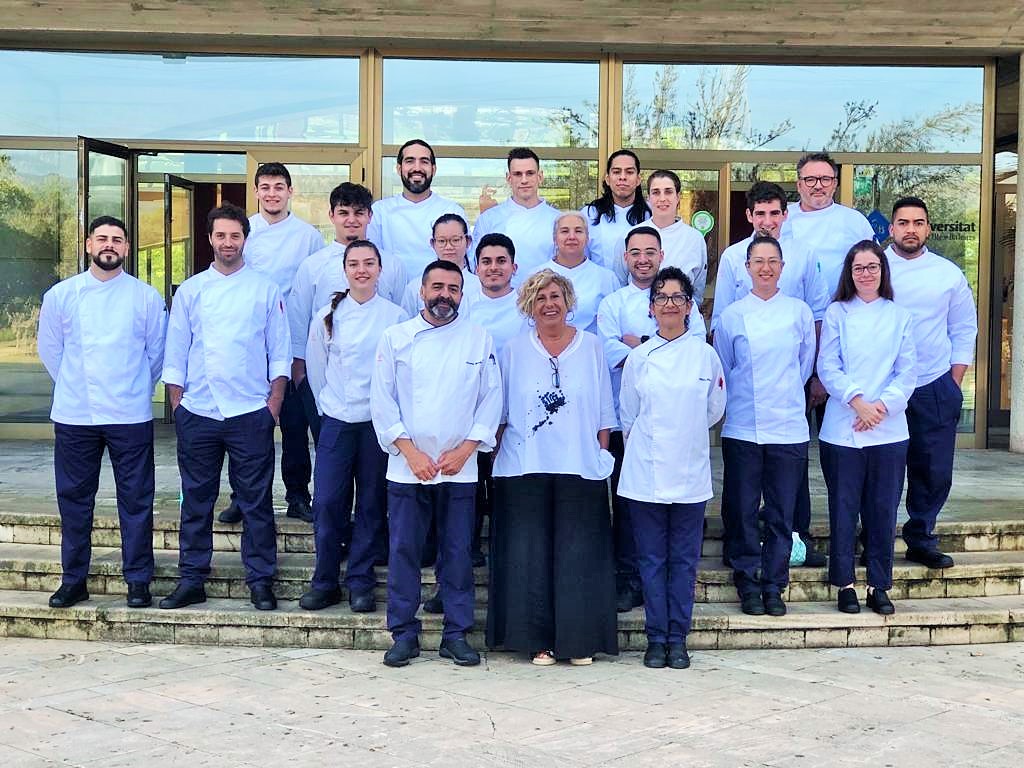 Nuestros nuevos alumnos/as del curso de Especialista en Alta Cocina junto a nuestra Directora María Llompart y sus profesores Pilar y Arsenio. Muy bienvenidos y buen curso!