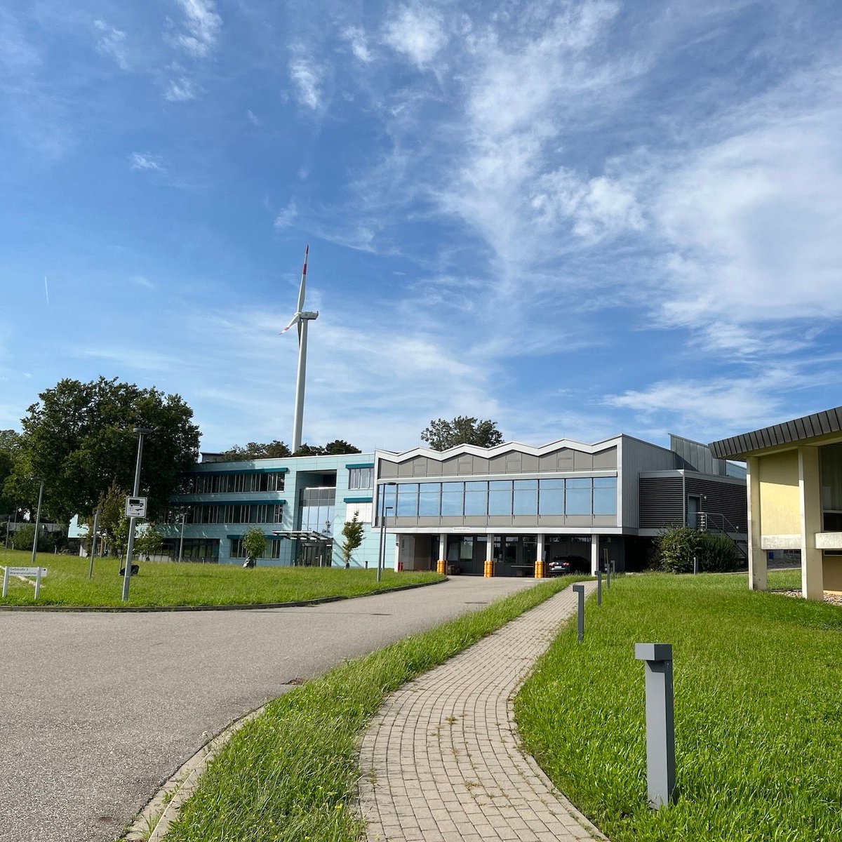 cdufraktionKA's tweet photo. Tolle Führung im Fraunhofer Institut für Chemische Technologie zu einer revolutionären Technologie zur Energiespeicherung! Wir als CDU-Fraktion waren dabei und wurden über den ganzen Campus geführt, und direkt bis in die Batteriehalle eingeladen https://t.co/ErNCW8XPin