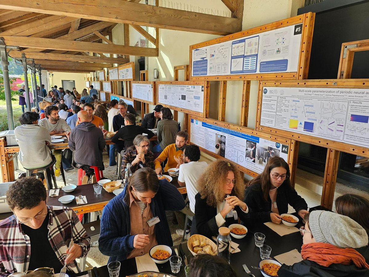 Time for lunch here in #CuttingGardens Lyon! Stay hydrated...