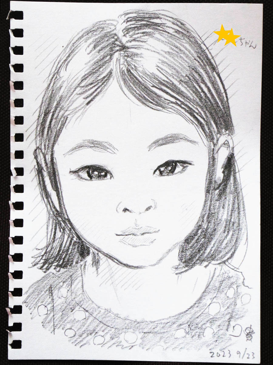 こちらは先月の「きりがおか5の2まつり」お描きした似顔絵です✍️😊 お客様に許可いただいて掲載🙏 瞳が黒く深く透き通っていて、とても印象的な女の子でした✨ #似顔絵 #鉛筆画