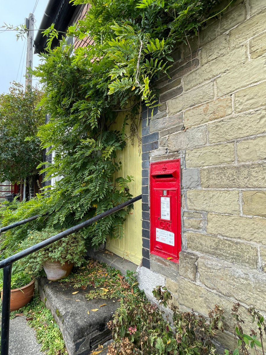 A charming #PostboxSaturday scene on my travels and detours. Red, yellow and a hint of blue #NewRadnor #Maesyfed