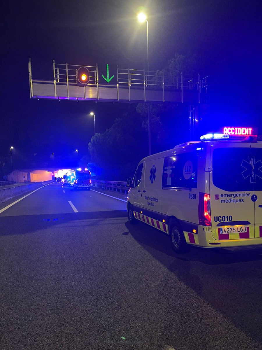 semgencat's tweet photo. Una vegada s’ha rebut l’activació, unitats #SEM s’han adreçat al túnel. Quan @bomberscat ha permès l’accés, s’ha iniciat el triatge bàsic #START. A continuació s’ha practicat triatge #META. La sala de control del túnel ha estat habilitada com a Centre de Comandament Avançat (CCA) https://t.co/JKvmp6VVav