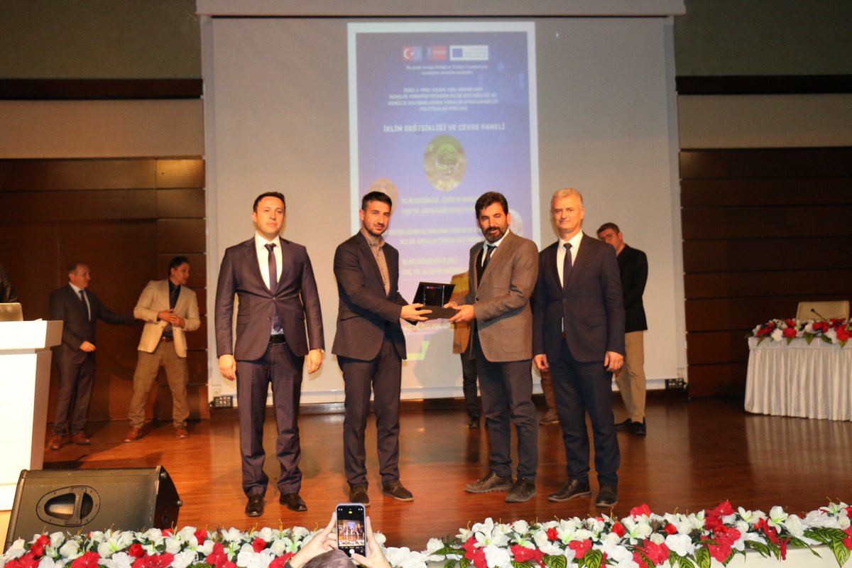 Erasmus+ Gençlik Programı kapsamındaki "Gençlik Perspektifinden İklim Değişikliği ve Gençlik Çalışmalarına Yönelik Uygulamalı Politikalar" projesi Ankara Gençlik ve Spor İl Müdürlüğü,Ankara Valiliği ve AYBÜ iş birliğiyle hayata geçti.
<a href="/acengizkoseoglu/">Ali Cengiz Köseoğlu</a> <a href="/AnkaraValiligi/">T.C. Ankara Valiliği</a> <a href="/GSB_Ankara/">Ankara Gençlik ve Spor İl Müdürlüğü</a>