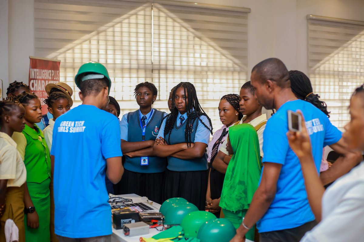 During the summit, the girls were introduced to basic solar panel installation, where they actively participated. #solargirls #girlleaders