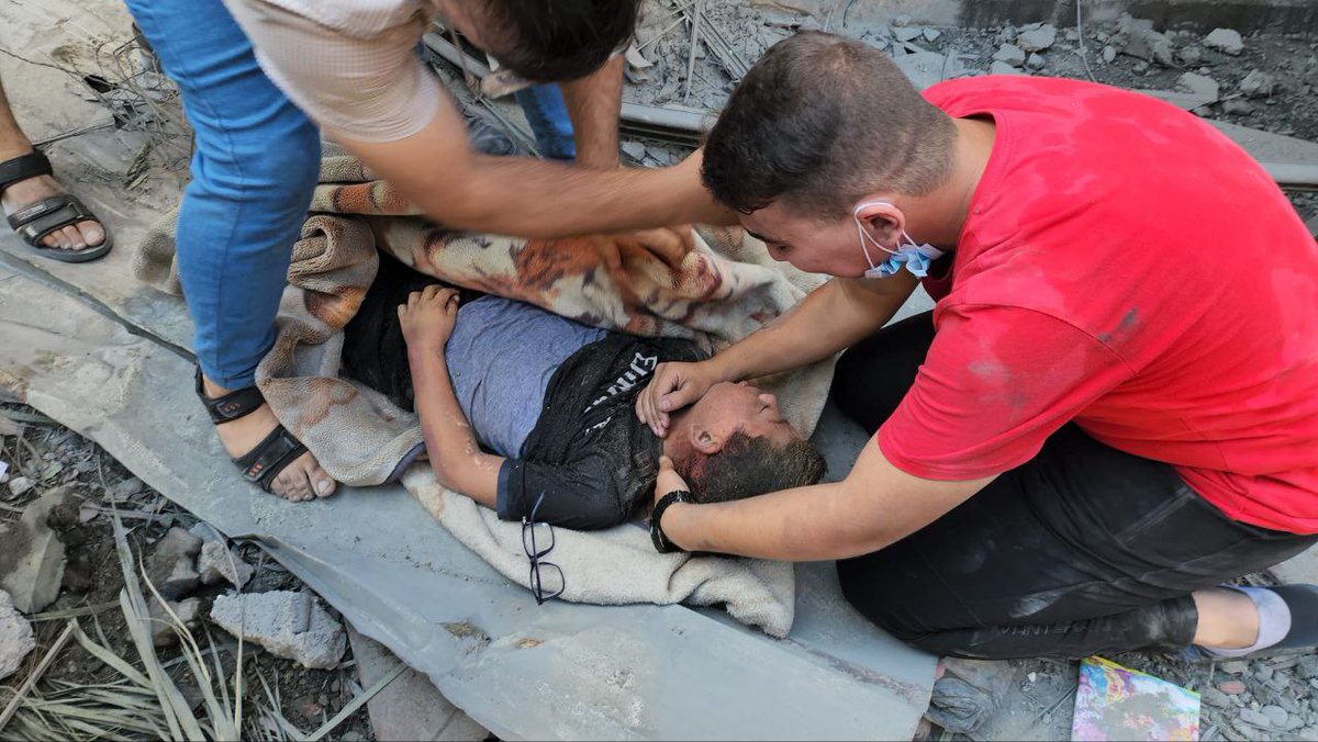 eii2uc's tweet photo. لم يتوقف الاحتلال عن المجازر والإبادة الجماعية ... طائرات الاحتلال الإسرائيلي تقصف منزل على ساكنيه في غزة 🇵🇸 https://t.co/GUPUpLcSe7